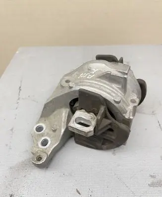 Peugeot 508 Engine mount bracket