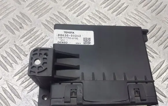 Toyota Avensis T270 Air conditioner control unit module 88650-05242