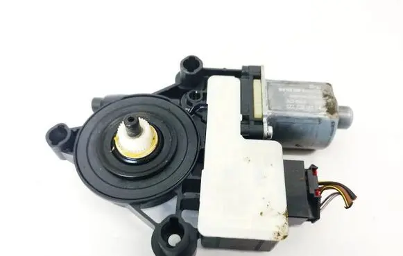 Seat Leon (5F) Rear door window regulator motor 5Q0959811E 0130822725