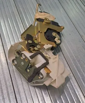 Suzuki Wagon R+ Rear door lock