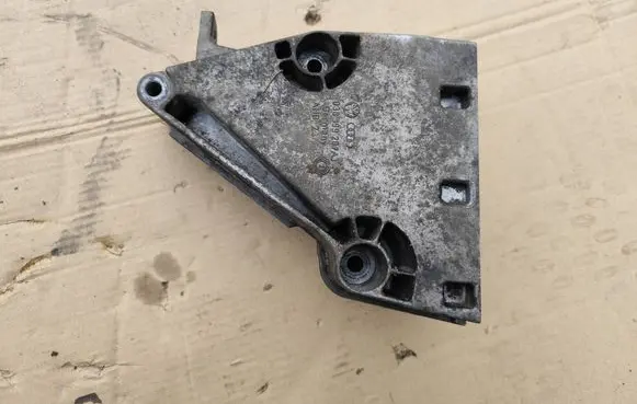 Skoda Fabia Mk1 (6Y) Engine mounting bracket 038199207AJ
