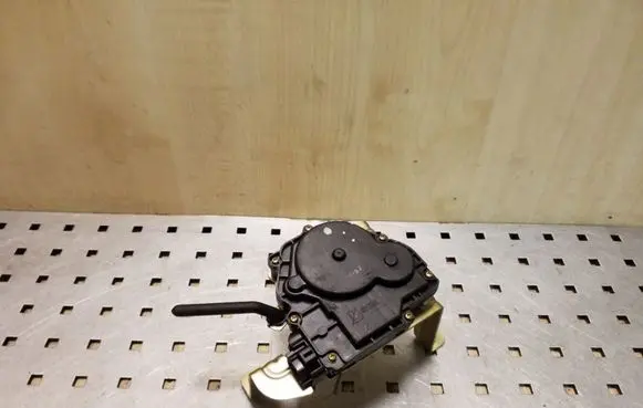Fuel tank cap lock motor