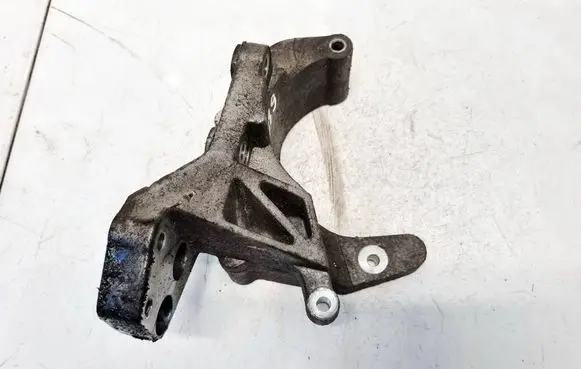 Chevrolet Kalos Engine mounting bracket