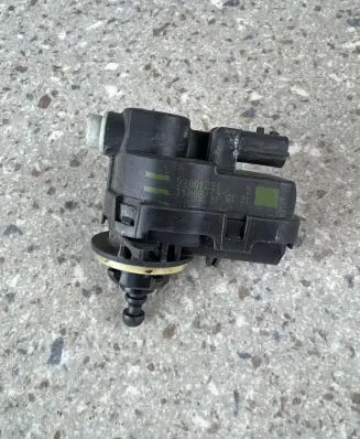 Toyota Avensis T270 Headlight level adjustment motor 92001231