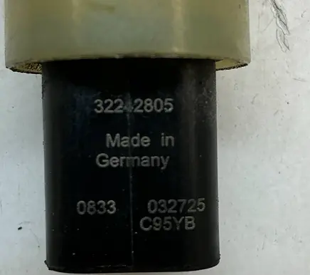 Volvo S60 Oil pressure sensor 32242805