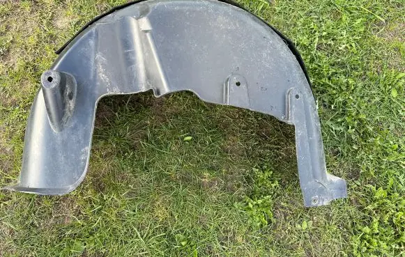 Rear arch fender liner splash guards