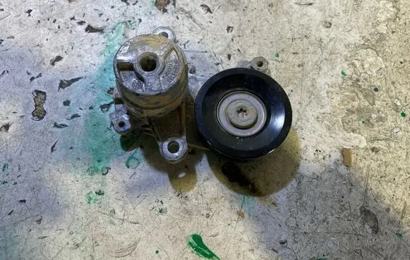 KIA Stonic Generator/alternator belt tensioner 252810700