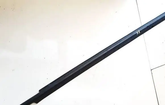 Toyota Verso Front door glass trim molding