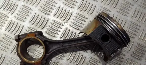 Hyundai Coupe Piston with connecting rod