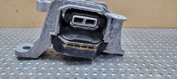 Engine mount vacuum valve