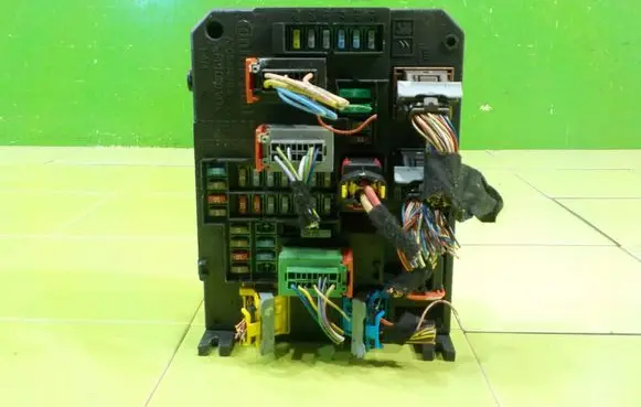 Citroen C4 II Picasso Fuse box set 9806098680 BEZPIECZNIKOW