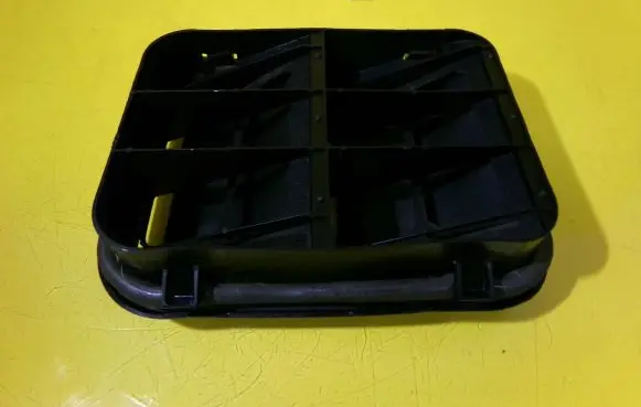 Quarter panel pressure vent