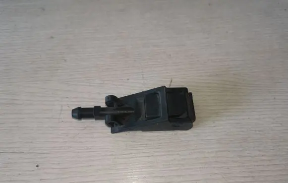 Volkswagen PASSAT B5.5 Windshield washer spray nozzle 