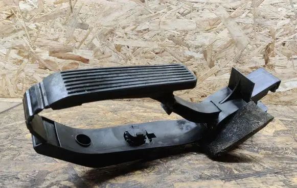 Mercedes-Benz C W203 Accelerator throttle pedal A2033000104