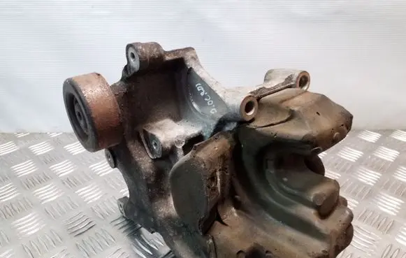 Hyundai Santa Fe Generator/alternator bracket 