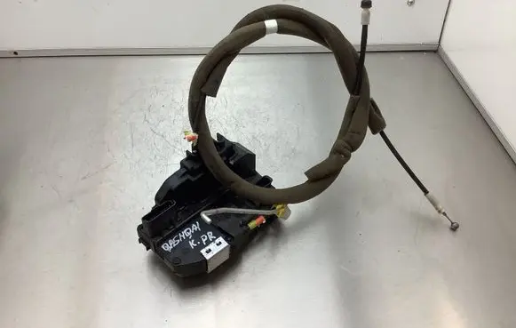 Nissan Qashqai Front door lock 