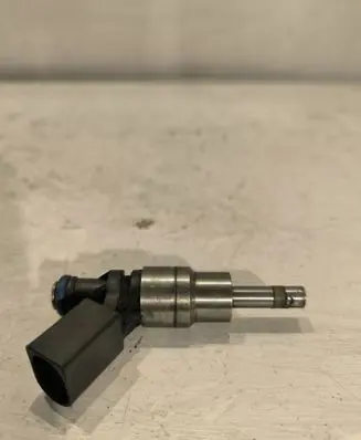 Volkswagen PASSAT B6 Fuel injector 0261500