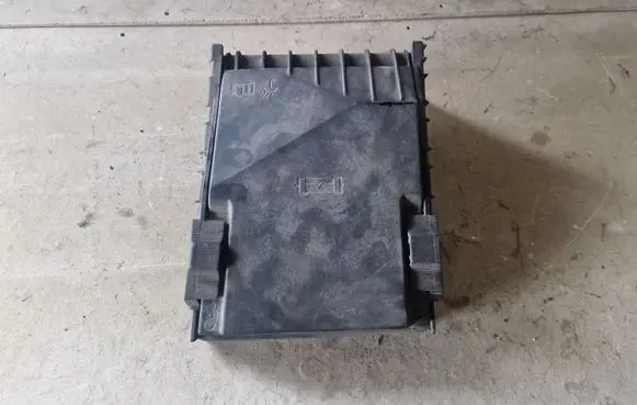 Volkswagen PASSAT B6 Fuse box cover 1K0937132F