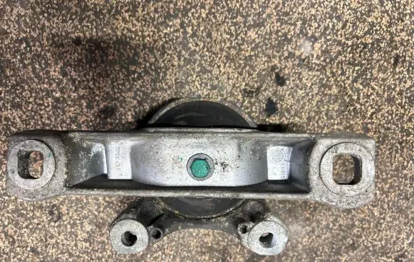Ford Focus Engine mount bracket 326C43F