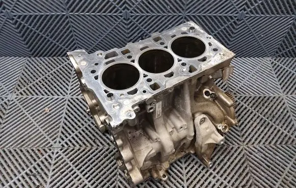 BMW 1 F40 Engine block 8631944 11111025313 1025313