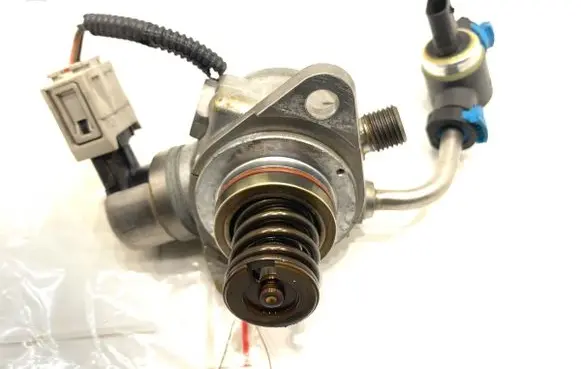 Volvo S90, V90 Fuel injection high pressure pump 31437903