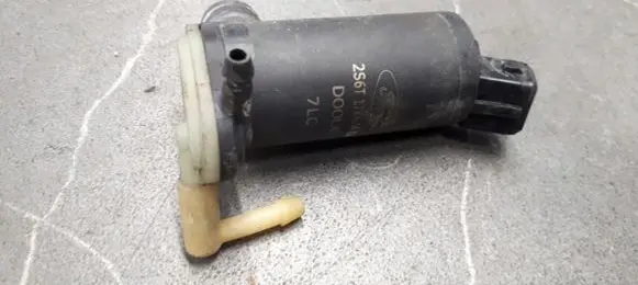 Ford Focus Windscreen/windshield washer pump 2s6t17k624ba