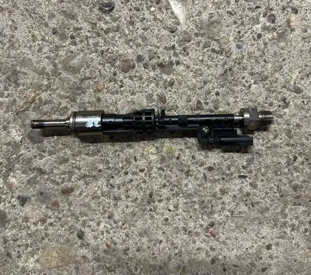 BMW 5 GT F07 Fuel injector 7597870