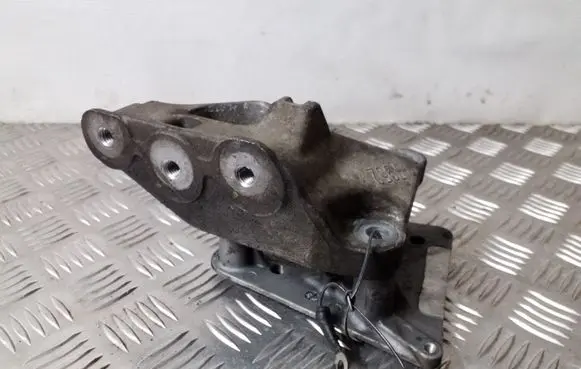 Opel Mokka Engine mounting bracket 25947952