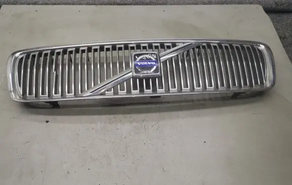 Volvo V70 Front bumper upper radiator grill 9190385 09190386