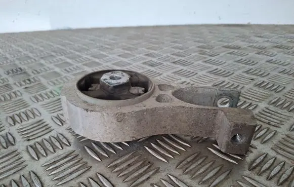 Peugeot 508 Engine mount bracket