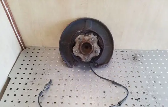 Rear wheel hub