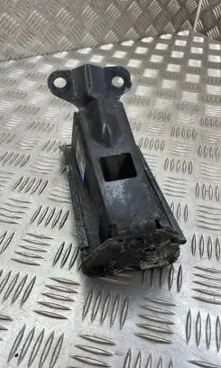 Volvo V70 Radiator mount bracket 31274500