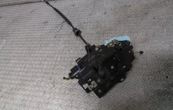 Skoda Octavia Mk2 (1Z) Front door lock 3D1837016