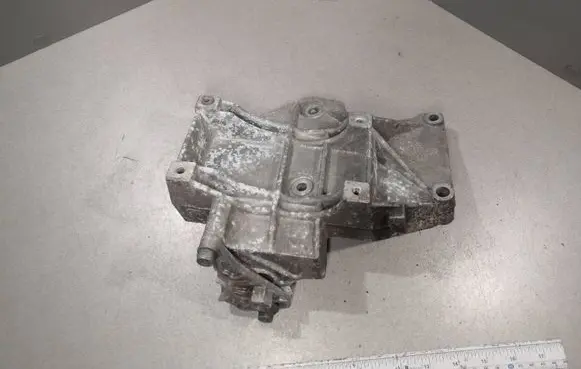 Volkswagen PASSAT B5 Engine mounting bracket 058260885C