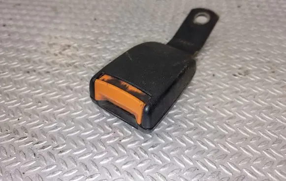Front seatbelt buckle