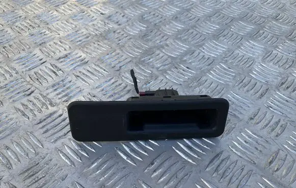 BMW 1 F40 Tailgate opening switch 7381867
