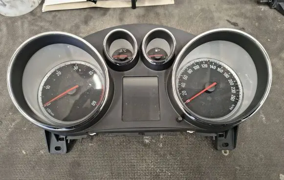 Opel Zafira C Speedometer (instrument cluster) 13433805 600775881