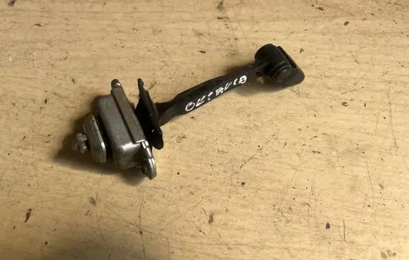Skoda Octavia Mk2 (1Z) Rear door check strap stopper 1Z0839249D