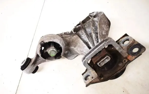 Nissan Qashqai Engine mount bracket