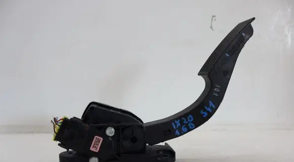 Hyundai ix20 Accelerator throttle pedal 327261P200