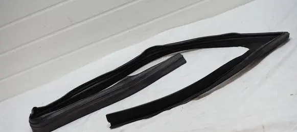 Jaguar XE Rubber seal front door window/glass GX7321597A