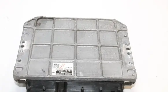 Toyota Avensis T270 Engine control unit/module 8966105F20 2759004732