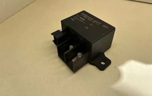 Mercedes-Benz E W211 Charging relay A0025423819 V23132A2001314