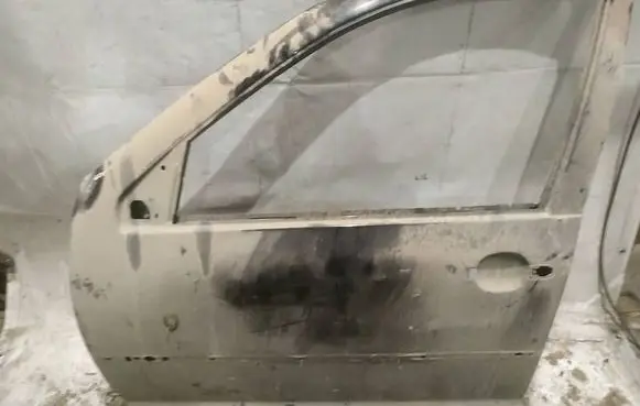 Volkswagen Golf IV Front door JUODOS