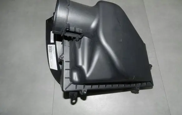 BMW 8 G15 Air filter box 7643301