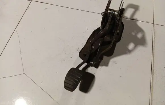 Renault Scenic III - Grand scenic III Clutch pedal 