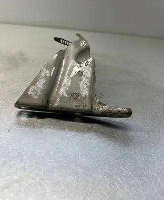 Audi A4 S4 B7 8E 8H Fender mounting bracket 8E0821135