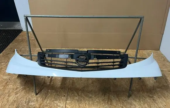 Opel Vivaro Front bumper upper radiator grill
