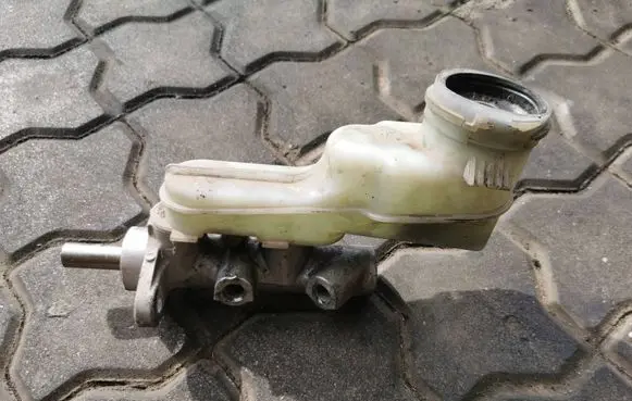 Honda FR-V Master brake cylinder