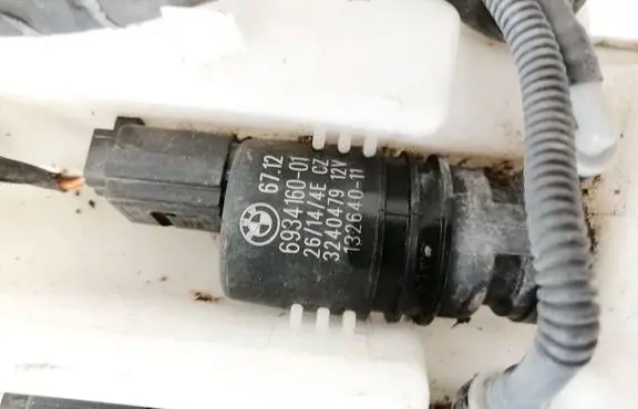 BMW 5 F10 F11 Windscreen/windshield washer pump 693416001 324047912V